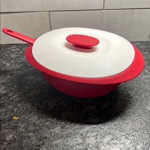 Tupperware Everyday Essentials covered bowl with ladle. Looks to be NWOT.